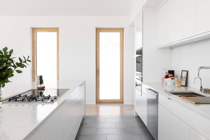Рюгемер выбрал нейтральный, отражающий дневной свет матовый белый цвет для всех стен, потолков и кухонной отделки. 